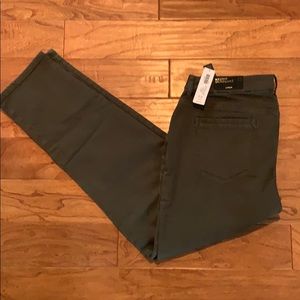 NWT Chico’s So Slimming Girlfriend ankle pants